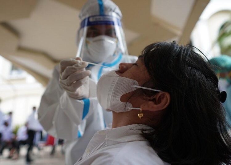 Salah satu pegawai Kanwil Kemenkumham Maluku tampak mengikuti rapid tes antigen, Rabu (23/2/2022). (Foto: Humas Kemenkumham Maluku)