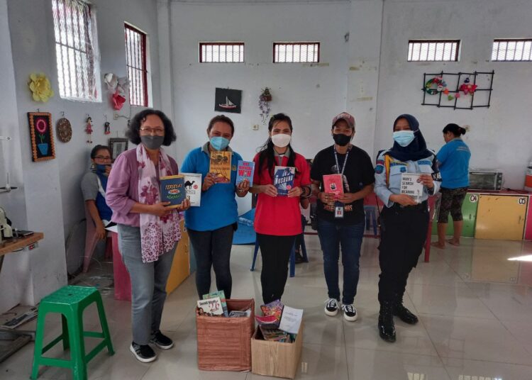 Kalapas Perempuan Ambon, Ellen M. Risakotta. dan warga binaanya menerima buku dari Lusi Peilouw aktifis perempuan hasil donasi pencinta buku di Kota Ambon