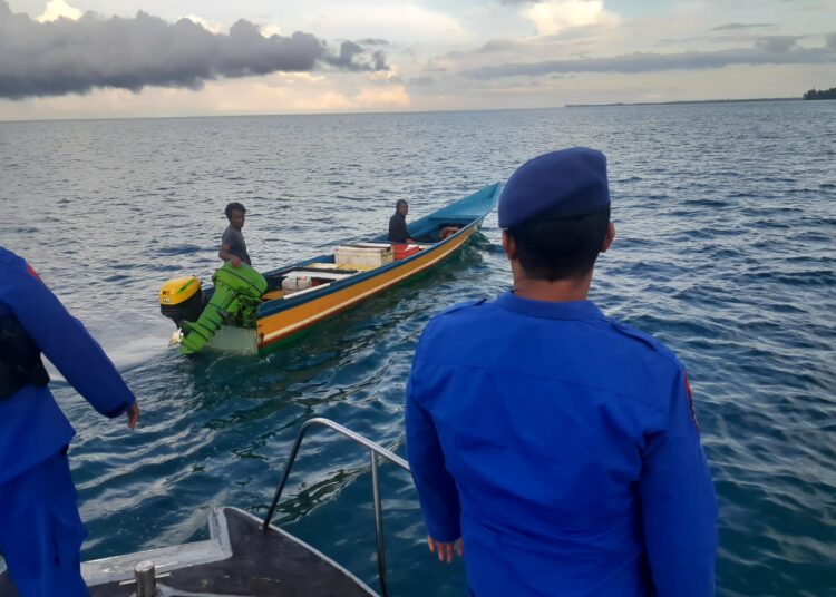 Aparat Satpolairud Polres SBT tampak menanyakan nelayan terkait KM Sekar Wangi yang hilang, Selasa (8/3/2022). (Foto: Humas Polres SBT)