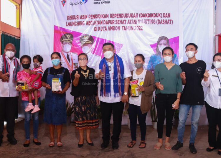 Sekretaris Kota Ambon Agus Ririmasse (tengah) bersama warga dalam peluncuran program Dahsat perangi stunting di gedung PTKKI, Kudamati, Kota Ambon, Rabu (2/3/2022). (Foto: Humas Pemkot Ambon)