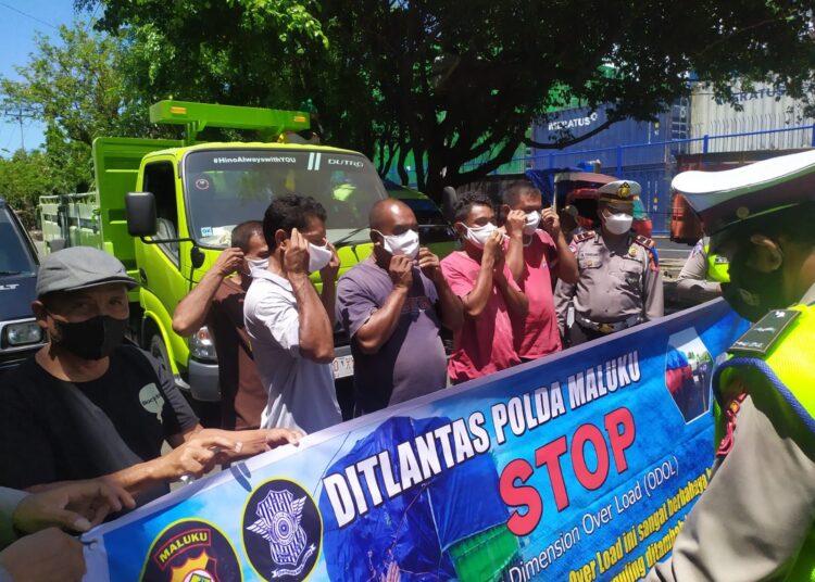 Aparat Ditlantas Polda Maluku tampak memberikan sosialisasi larangan truk Odol di Pangkalan Truk, Kawasan Jalan Yos Sudarso, Kota Ambon, Rabu (2/3/2022). (Foto: Humas Polda Maluku)