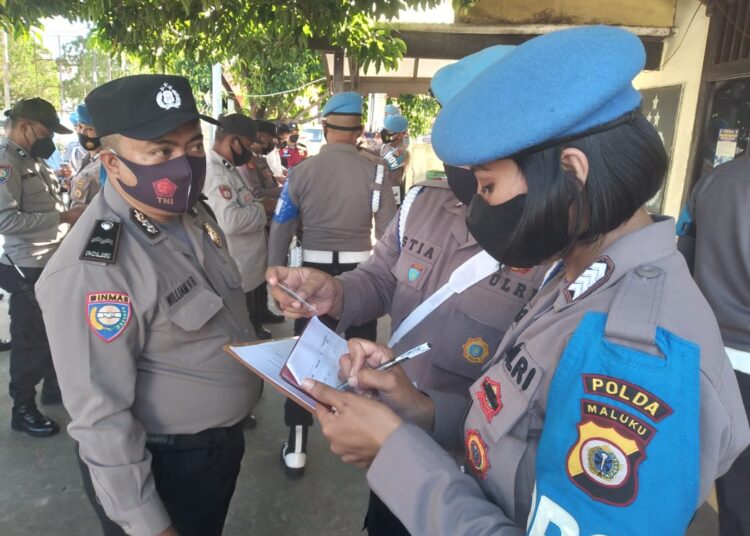 Anggota Propam Polda Maluku tampak sedang melakukan pemeriksaan kepada personel Polri di wilayah hukumnya. (Foto: Humas Polda Maluku)