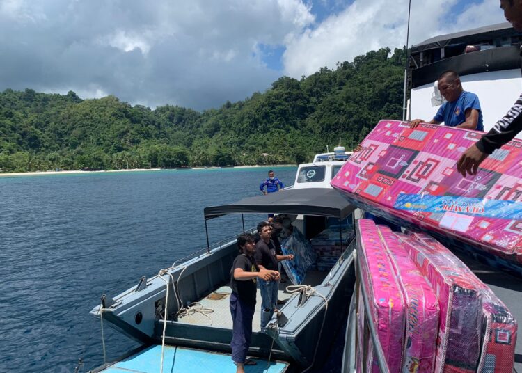 Pengiriman bantuan sosial berupa kasur dan termos untuk warga Kariu yang mengungsi di Negeri Aboru, Kecamatan Pulau Haruku, Kabupaten Maluku Tengah, Minggu (13/3/2022). (Foto: Humas Polda Maluku)