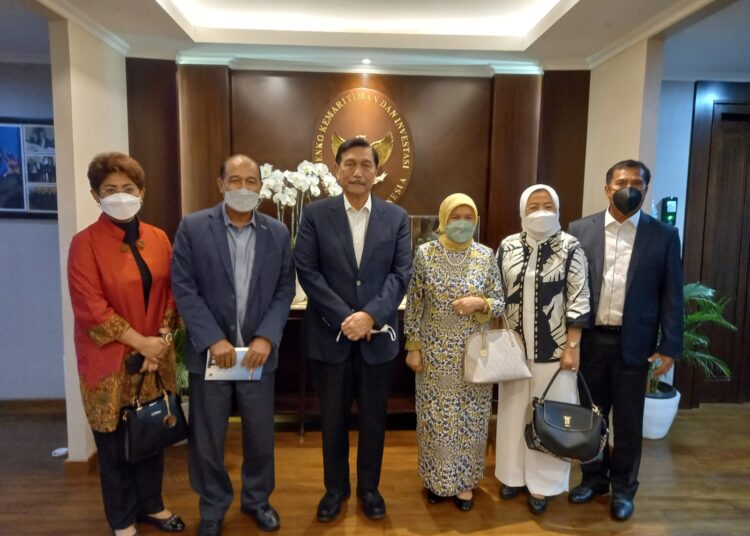 Menteri Luhut saat menerima 5 dari 8 anggota DPD dan DPR RI Dapil Maluku di kantornya. Foto : istimewa