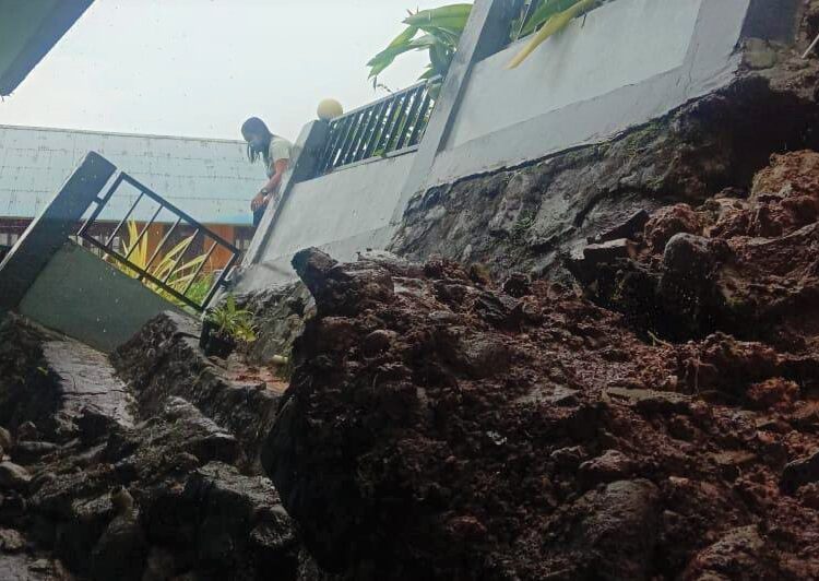 Pagar SD Muhammadiyah di Kebun Cengkih, Desa Batu Merah, Kecamatan Sirimau, Kota Ambon, ambruk akibat tanah longsor pada Jumat (11/3/2022). (Foto: Istimewa)