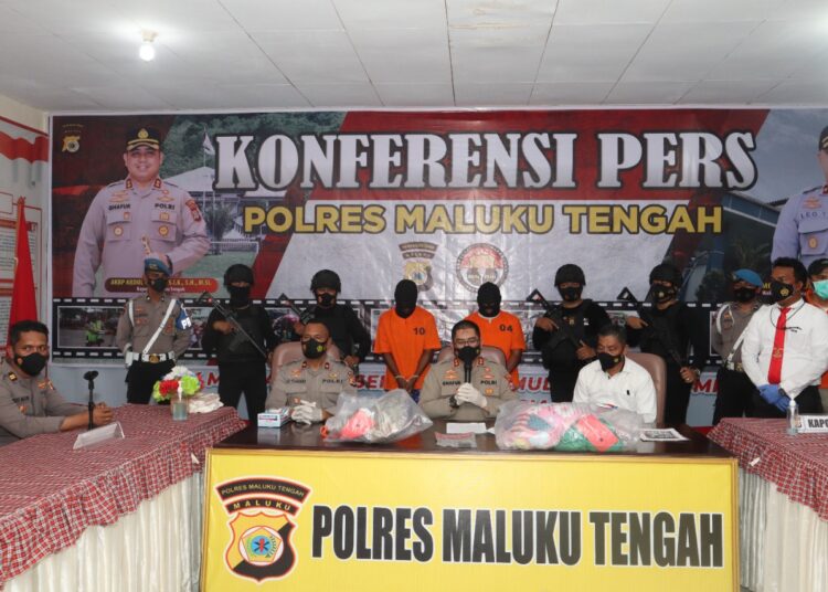 Kapolres Maluku Tengah AKBP Abdul Ghafur memberikan keterangan pers terkait pengungkapan kasus pembunuhan di Masohi, Senin (14/3/2022). (Foto: Humas Polres Maluku Tengah)