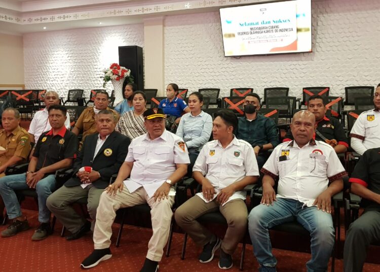 Ketua Forki Kota Ambon terpilih, Agus Ririmasse (empat dari kanan) di ruang Vlisingen, Balai Kota Ambon, Selasa (15/3/2022). (Foto: Istimewa)
