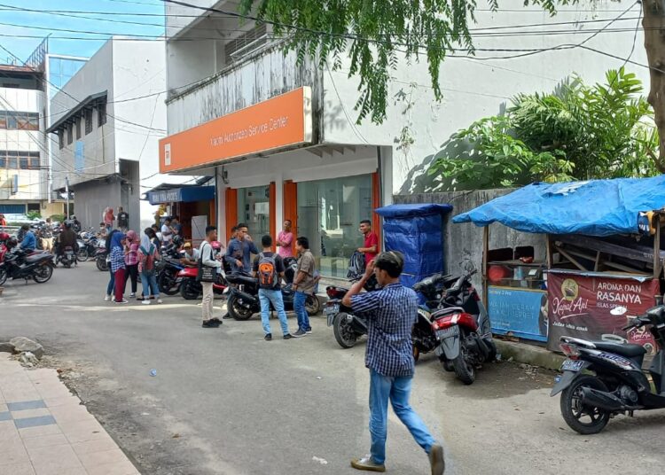 Sejumlah warga tampak keluar bangunan akibat guncangan gempa sekuat 3,3 SR di Kota Ambon, Rabu (16/3/2022). (Foto: Husen Toisuta/AmbonKita.com)