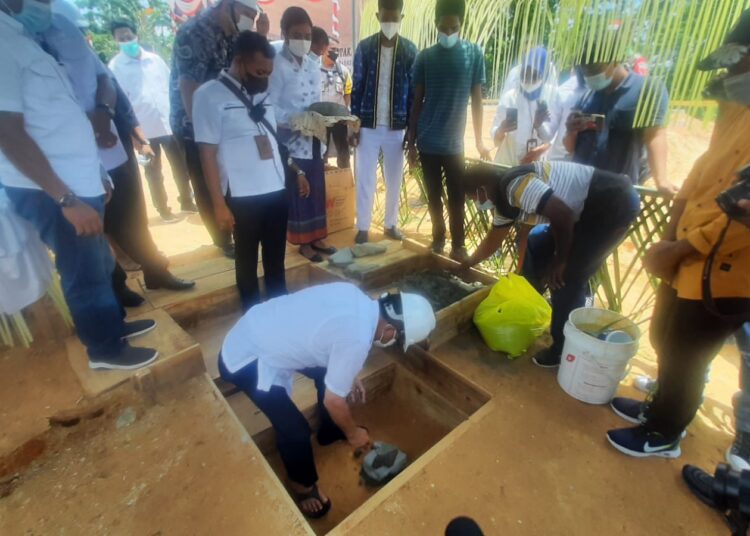 Wali kota Ambon Richard Louhenapessy saat meletakan batu pertama pada pembangunan pabrik pengolahan sampah plastik di Negeri Hutumuri, Kota Ambon, Rabu (16/3/2022). (Foto: Istimewa)