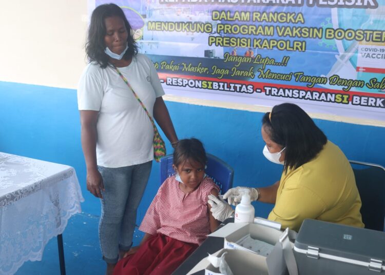 Seorang siswi SD tampak disuntik vaksin yang digelar Polairud Polda Maluku, Kamis (17/3/2022). (Foto: Humas Polda Maluku)