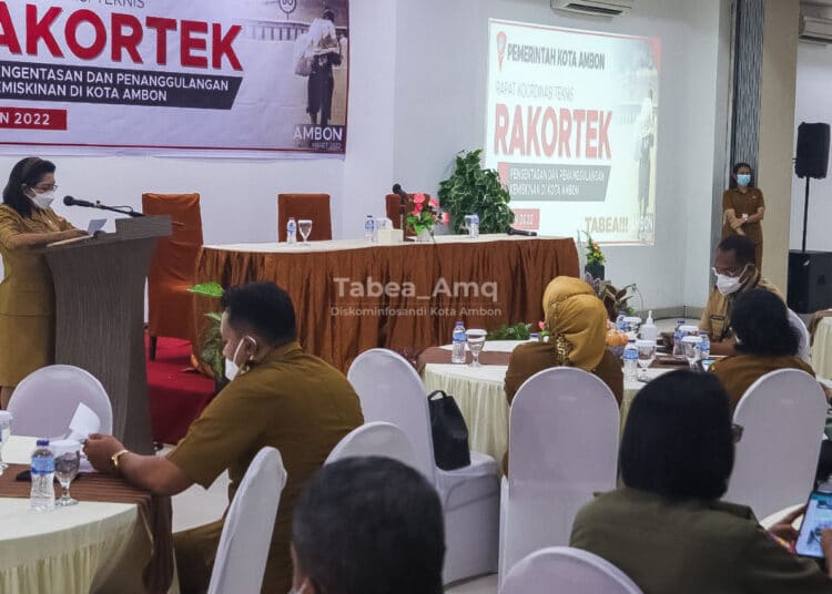 Asisten III Sekretaris Kota Ambon, Rina Purmiasa, saat membaca sambutan Wali kota Ambon dalam kegiatan Rapat Koordinasi Teknis di Marina Hotel, Kota Ambon, Senin (21/3/2022). (Foto: Humas Pemkot Ambon)