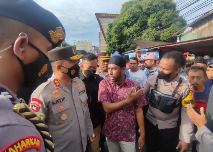 Kapolda Maluku Irjen Pol Lotharia Latif saat menemui warga yang melakukan aksi blokade jalan di Negeri Batu Merah, Kota Ambon, Kamis (24/3/2022). (Foto: Istimewa)