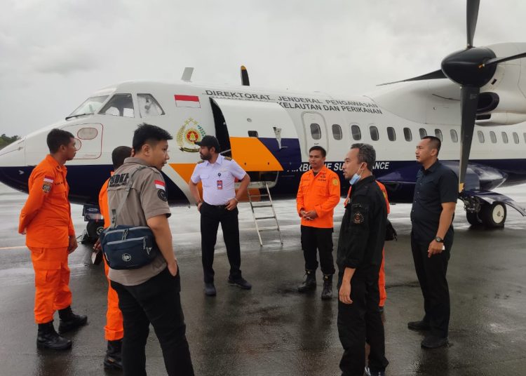 Tim SAR Gabungan tampak akan menggunakan pesawat milik PSDKP Tual mencari korban hilang akibat tenggelamnya longboat di perairan Kabupaten Seram Bagian Timur, Jumat (25/3/2022). (Foto: SAR Ambon)