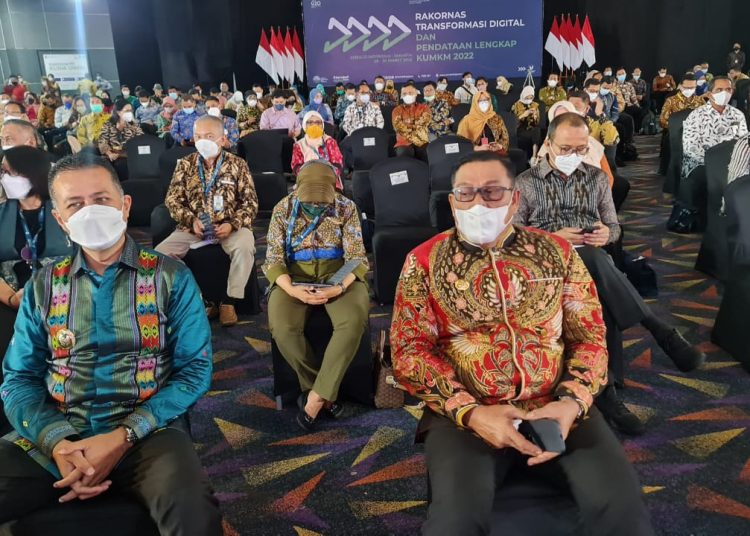 Gubernur Maluku Murad Ismail (kanan) tampak menghadiri pembukaan Rakornas Transformasi Digital dan Pendataan Lengkap KUMKM 2022 di Gedung Smesco, Jakarta,  Senin (28/3/2022). (Foto: Istimewa)