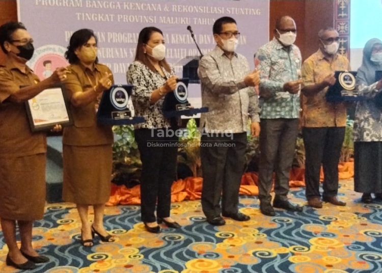 Penerimaan penghargaan dari BKKBN RI di Kota Ambon, Selasa (29/3/2022). (Foto: Humas Pemkot Ambon)