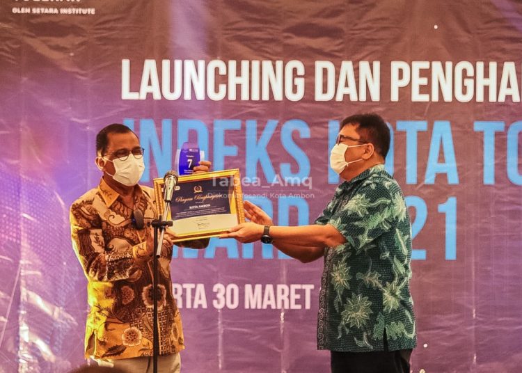 Wali kota Ambon Richard Louhenapessy (kiri) tampak menerima penghargaan kota toleransi di Indonesia dari Direktur Setara Institut, Ismail Hasani, di Jakarta, Rabu (30/3/2022). (Foto: Humas Pemkot Ambon)