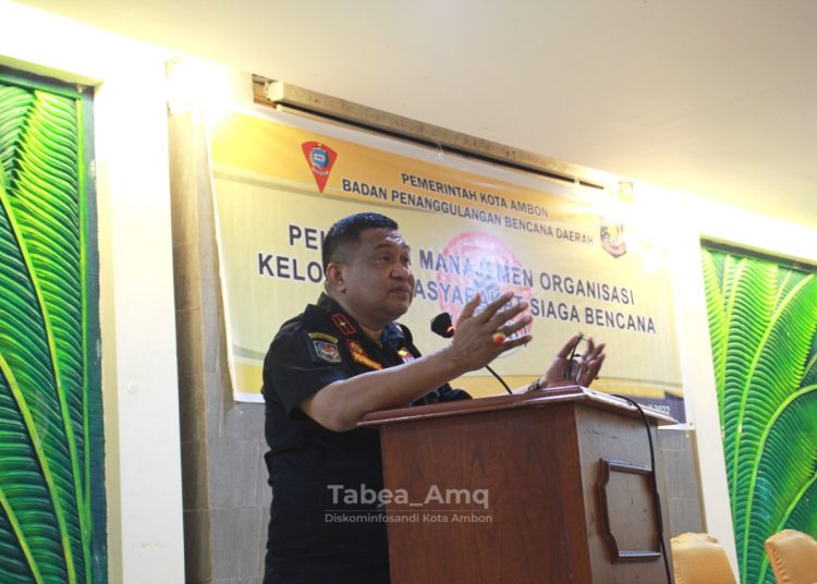 Sekretaris Kota Ambon, Agus Ririmasse, saat memberikan sambutan pada kegiatan pembukaan pelatihan manajemen kelompok masyarakat siaga bencana, program Flood Management in Selected River Basin (FMSRB) di Kota Ambon, Kamis (31/3/2022). (Foto: Humas Pemkot Ambon)