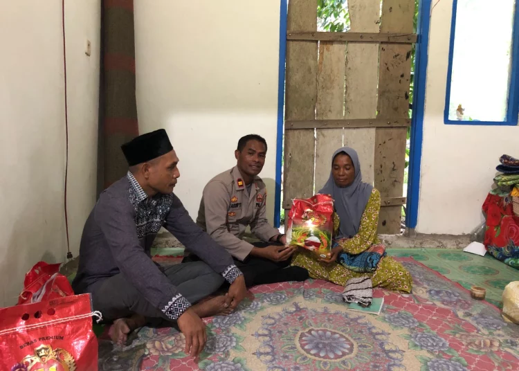 Kapolsek Pulau Haruku Iptu Julkisno Kaisupy, yang tergabung dalam komunitas Polri DSD-SDS menyerahkan bantuan beras kepada keluarga korban bentrok di Pulau Haruku, Kabupaten Maluku Tengah, Kamis (31/3/2022). (Foto: Istimewa)