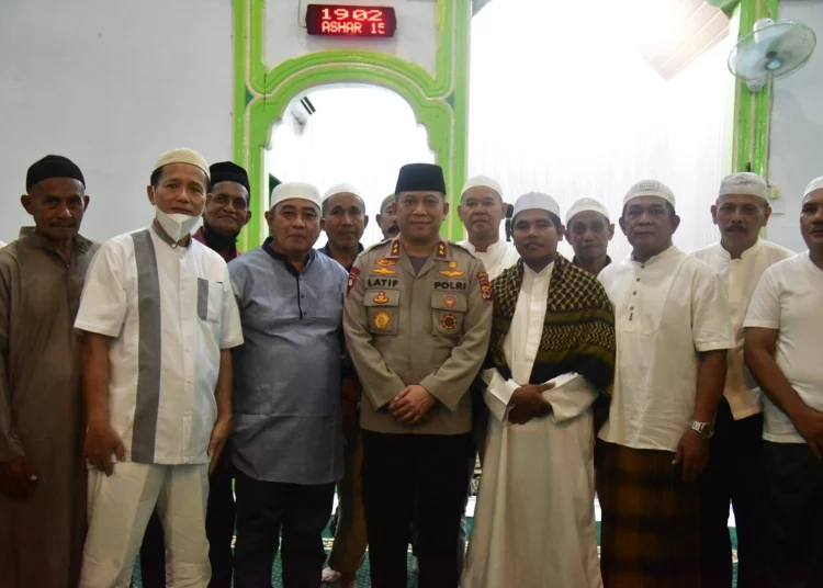 Kapolda Maluku Irjen Pol Lotharia Latif tampak berposes dengan Imam dan Penghulu Masjid Jami, Kota Ambon, usai buka puasa dan shalat bersama, Senin (4/4/2022). (Foto: Humas Polda Maluku)