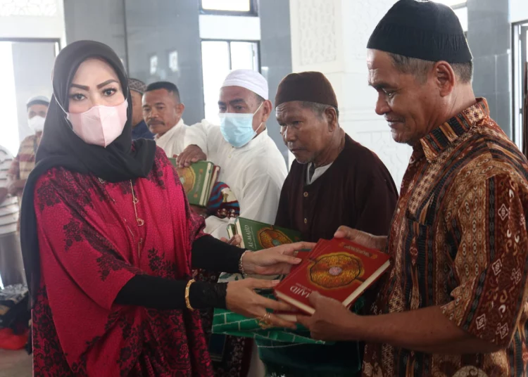 Hj. Widya Pratiwi Murad Ismail, tampak membagikan sembako beserta Alquran dan sajadah kepada penghulu Masjid di Kota Ambon, Senin (4/4/2022). (Foto: Humas Pemprov Maluku)