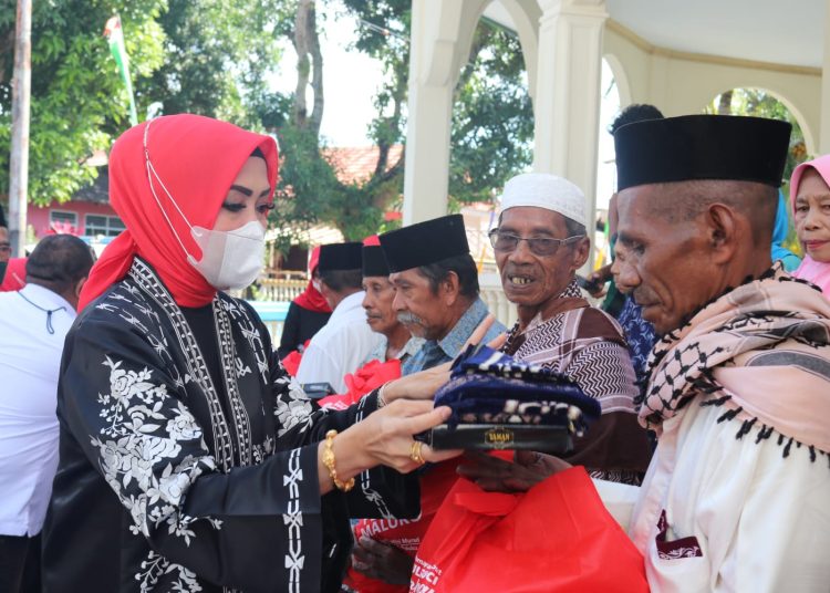 Hj. Widya Pratiwi Murad Ismail tampak membagikan paketan sembako, Alquran dan Sajadah kepada sejumlah pengurus masjid di Jasirah Leihitu, Rabu (6/4/2022). (Foto: Humas Pemprov Maluku)