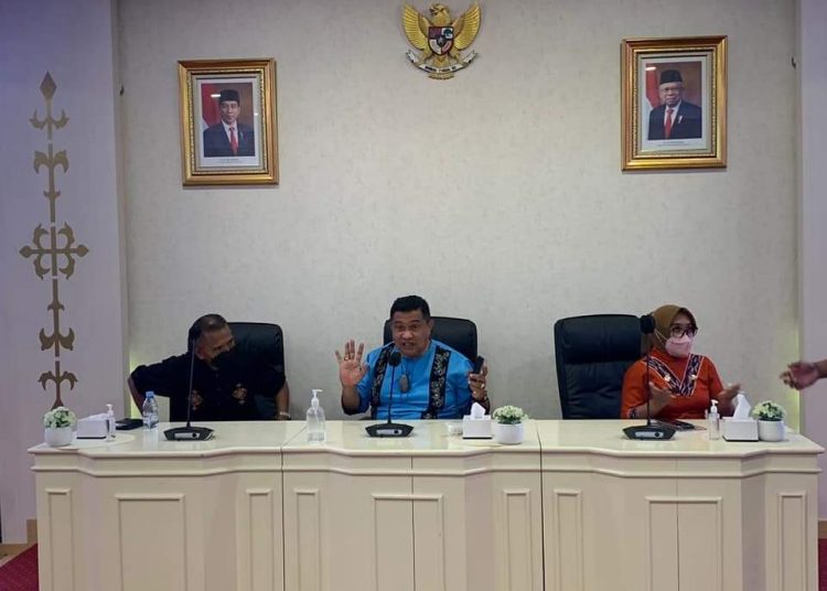 Sekot Ambon, Agus Ririmasse (tengah) saat menyampaikan hasil pilkades kepada wartawan di Balai Kota Ambon, Kamis (7/4/2022). (Foto: Husen Toisuta/AmbonKita.com)