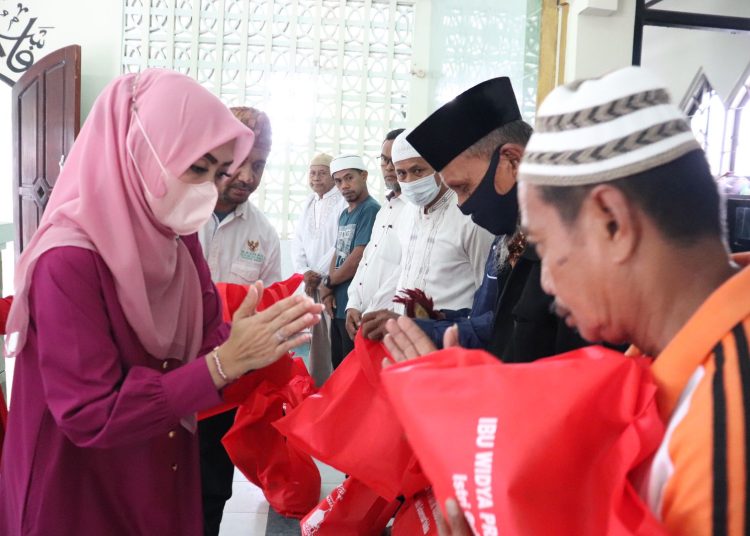 Widya Pratiwi Murad Ismail, tampak memberikan paket sembako masyarakat di Kota Ambon, Senin (11/4/2022). (Foto: Humas Pemprov)