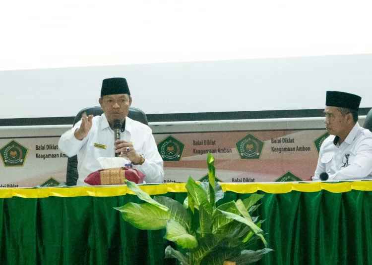 H. Yamin, Plt Kakanwil Kemenag Maluku (kiri) tampak memaparkan materi Moderasi Beragama, Senin (11/4/2022). (Foto: Humas Kemenag Maluku)