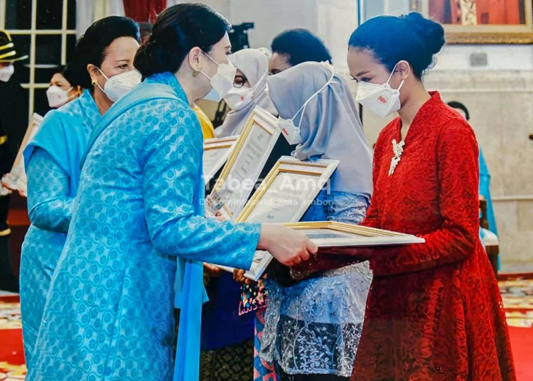 Kezia Tulalessy (kanan) tampak menerima penghargaan dari Ibu Negara Hj. Iriana Joko Widodo di Istana Negara, Jakarta, Kamis (21/4/2022). (Foto: Humas Pemkot Ambon)