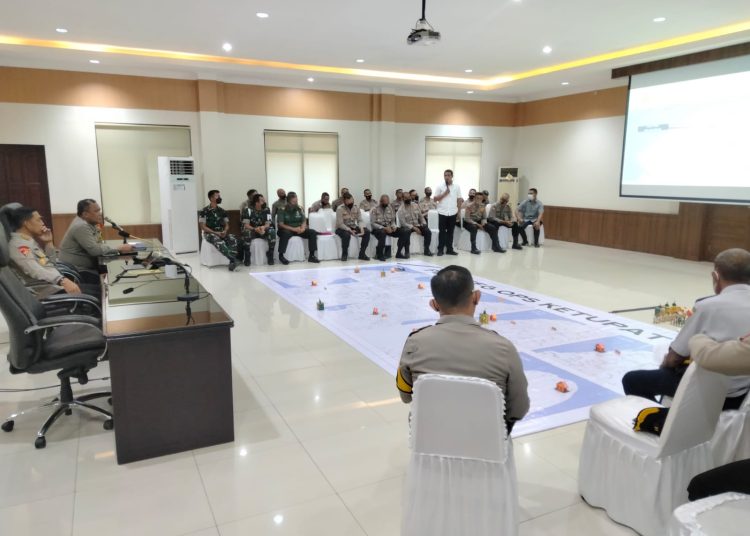 Polda Maluku dan Polresta Ambon tampak melaksanakan Tactical Floor Game jelang pengamanan malam takbiran 2022. Kegiatan dilaksanakan di Rupatama Mapolda Maluku, Rabu (27/4/2022). (Foto: Humas Polda Maluku)