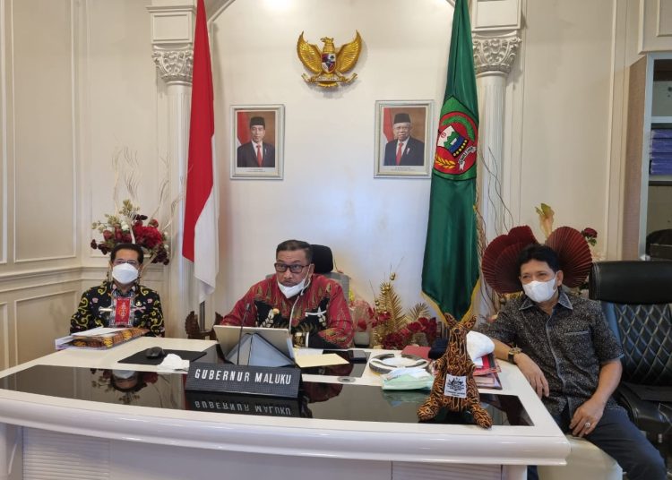 Gubernur Maluku Murad Ismail (tengah) tampak mengikuti Musrenbang Nasional 2022 secara virtual dari kediamannya, Kamis (28/4/2022). (Foto: Humas Pemprov Maluku)