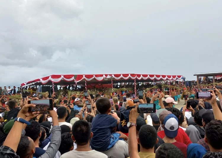 Ribuan warga tampak sedang menyaksikan atraksi pukul sapu lidi di Negeri Morela, Kecamatan Leihitu, Kabupaten Maluku Tengah, Senin (9/5/2022). (Foto: Husen Toisuta)