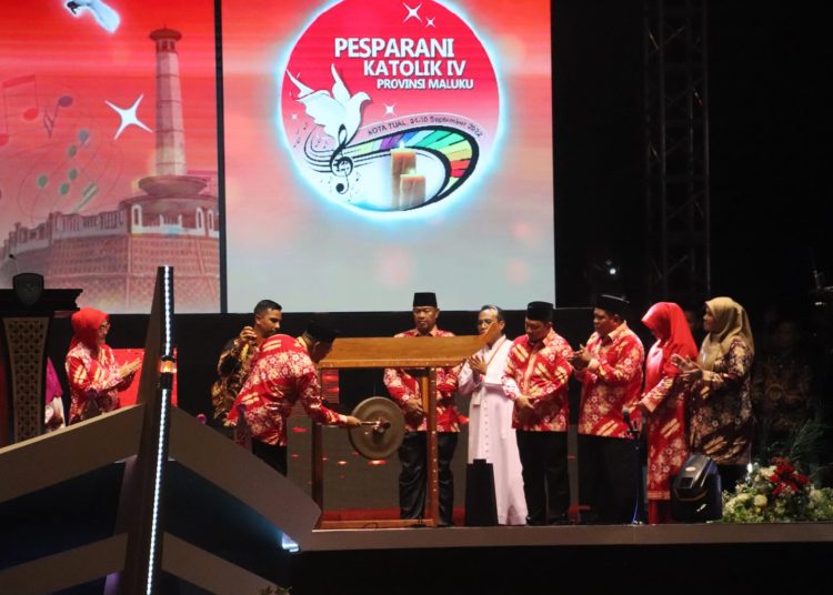 Gubernur Maluku Murad Ismail membuka pesta Paduan Suara Gerejani (Pesparani) Katolik ke-IV tingkat Provinsi Maluku tahun 2022 di  Lapangan Lodar-El Kota Tual, Minggu (25/9/2022) malam. FOTO : TABEA AMBON