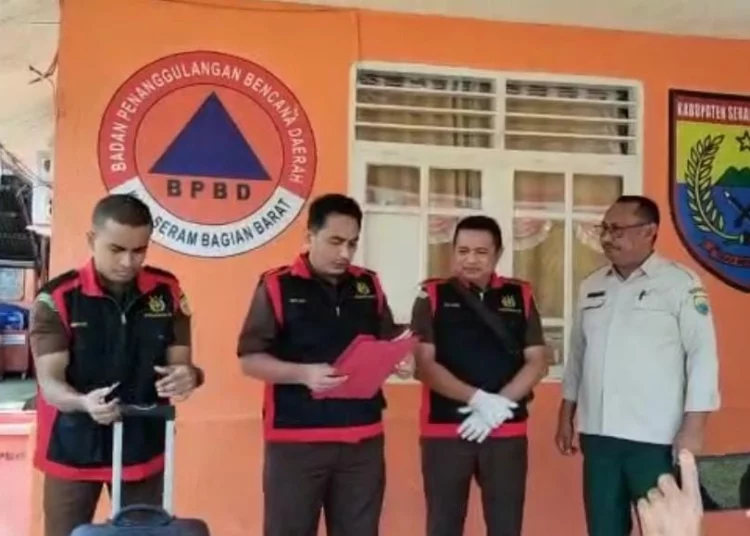Tim penyidik Kejari SBB menggeledah Kantor BPBD Kabupaten SBB yang berada di Kota Piru, Selasa (13/12/2022). FOTO : ISTIMEWA