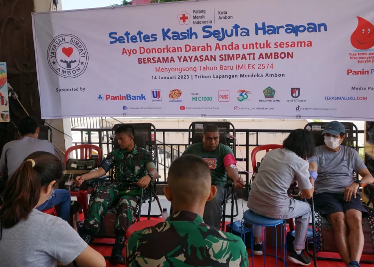 Panin Bank cabang Ambon gelar kegiatan donor darah di tribun lapangan Merdeka, Kota Ambon, Sabtu (14/1/2023).