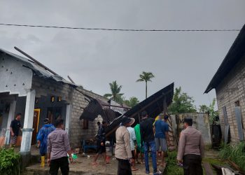 Angin Puting Beliung Terjang Dusun Airmendidih Buru, 12 Rumah Warga Rusak