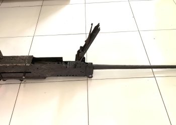 Warga Serahkan Senjata Api 12,7 MM untuk Satgas Pamrahwan Yonarhanud 3/YBY