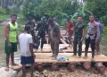 Bantu Masyarakat, TNI dan Polri Bangun Jembatan Darurat di Sungai Air Nala Bursel