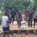 Bantu Masyarakat, TNI dan Polri Bangun Jembatan Darurat di Sungai Air Nala Bursel