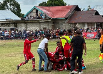 Supertext Sapa Masyarakat SBB dengan Mengadakan Pertandingan Sepakbola