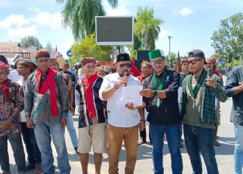 Warga Adat Buru Demo Tandingan Terkait Tambang Emas Gunung Botak