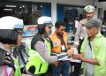 Polisi Lalulintas Berbagi Takjil untuk Warga Kurang Mampu di Ambon