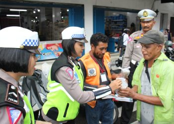 Polisi Lalulintas Berbagi Takjil untuk Warga Kurang Mampu di Ambon