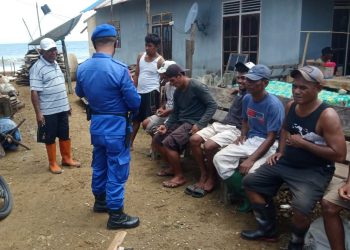 Anggota Pos Sandar Kobisadar Dit Polairud Ingatkan Warga Tidak Gunakan Bom Menangkap Ikan