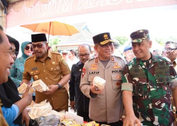 Kunjungi Pasar Murah, Kapolda Maluku Beli Produk UMKM