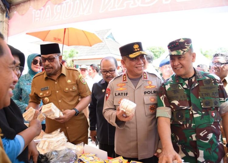 Kunjungi Pasar Murah, Kapolda Maluku Beli Produk UMKM