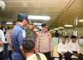 Kapolda Maluku dan Pangdam Pattimura Tinjau Arus Mudik Lebaran di Pelabuhan Yos Sudarso Ambon