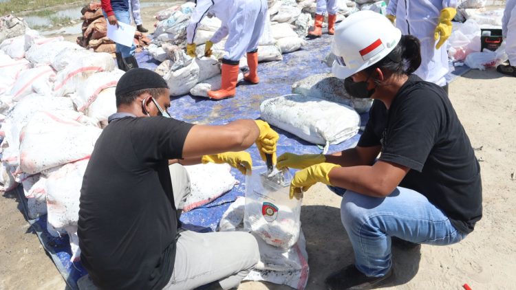 Aparat kepolisian tampak mengambil sampel yang akan dibawa ke Puslabfor Makassar.