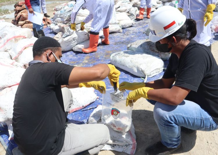 Aparat kepolisian tampak mengambil sampel yang akan dibawa ke Puslabfor Makassar.