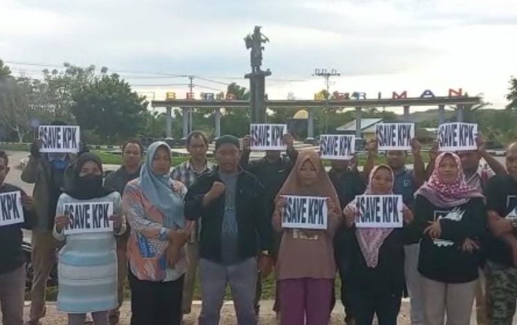 Sejumlah warga yang tergabung dalam Pemuda dan Masyarakat Kabupaten Buru Antikorupsi menggelar deklarasi dukungan kepada Ketua KPK Firli Bahuri, di Patung Tugu Tani, Pusat Kota Namlea, Kabupaten Buru, Provinsi Maluku, Jumat (12/5/2023) FOTO : ISTIMEWA